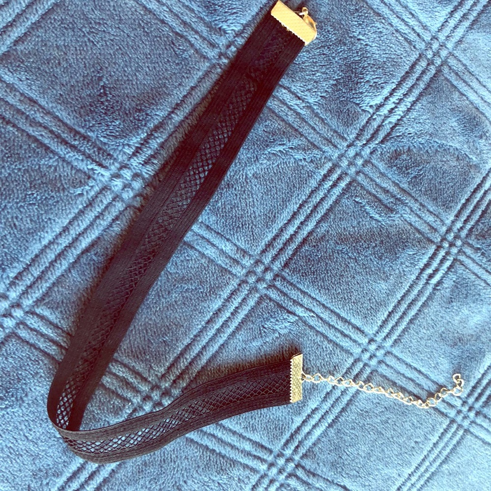 MUST GO ASAP: Black laced choker